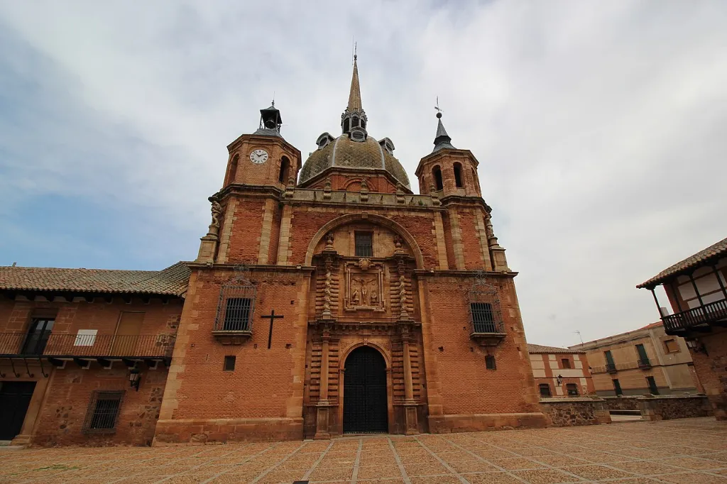Iglesia barroca del Santísimo Cristo del Valle, de ladrillo, con su cúpula y sus torres, en la plaza de San Carlos del Valle