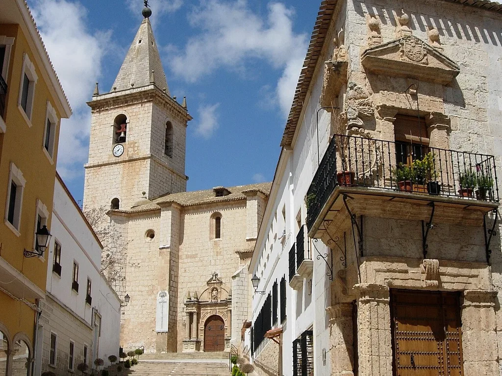 Torre de la iglesia de El Salvador de La Roda vista desde una calle del casco antiguo