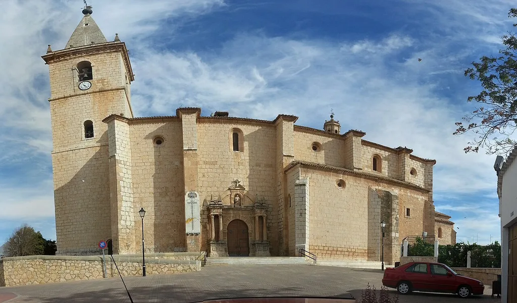 Iglesia de El Salvador de La Roda con su torre