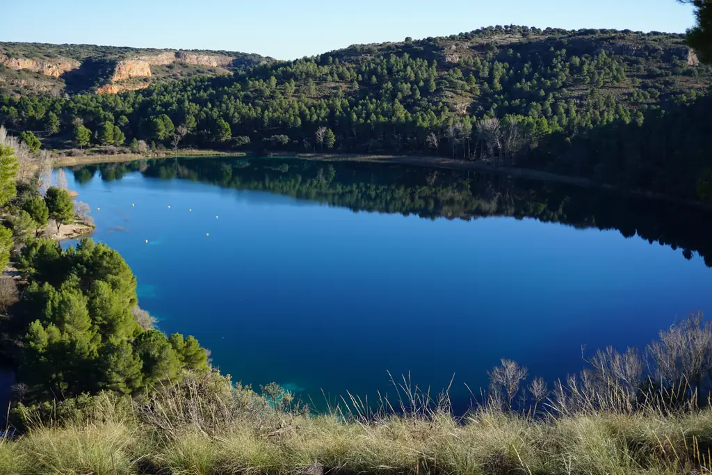 Laguna Santos Morcillo con las boyas de su zona de baño, en las Lagunas de Ruidera
