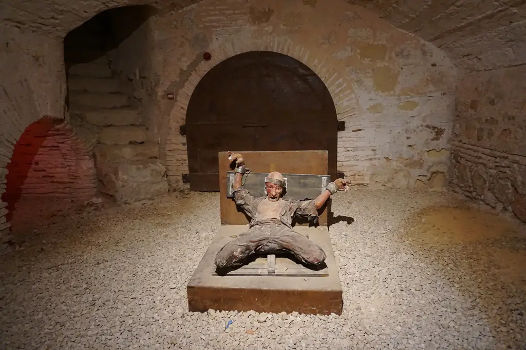 Figura de un preso en el cepo en las mazmorras del Castillo de Belmonte