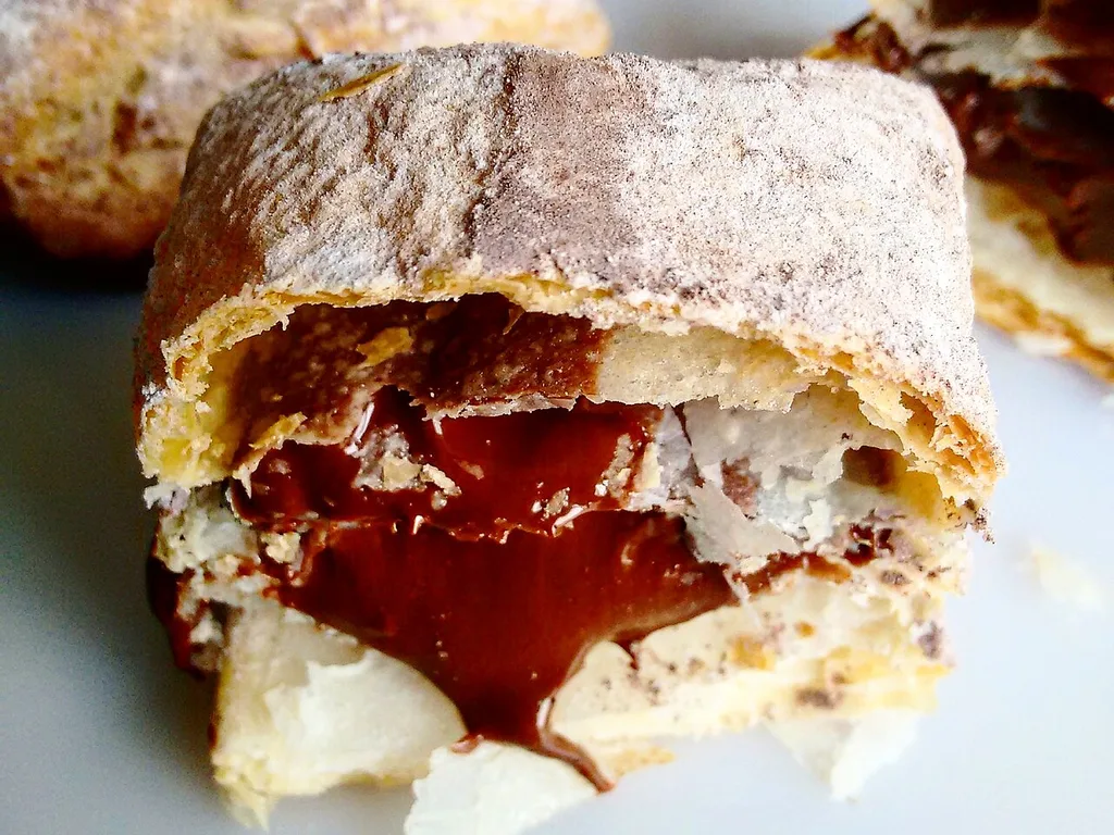 Miguelito de La Roda relleno de crema de chocolate