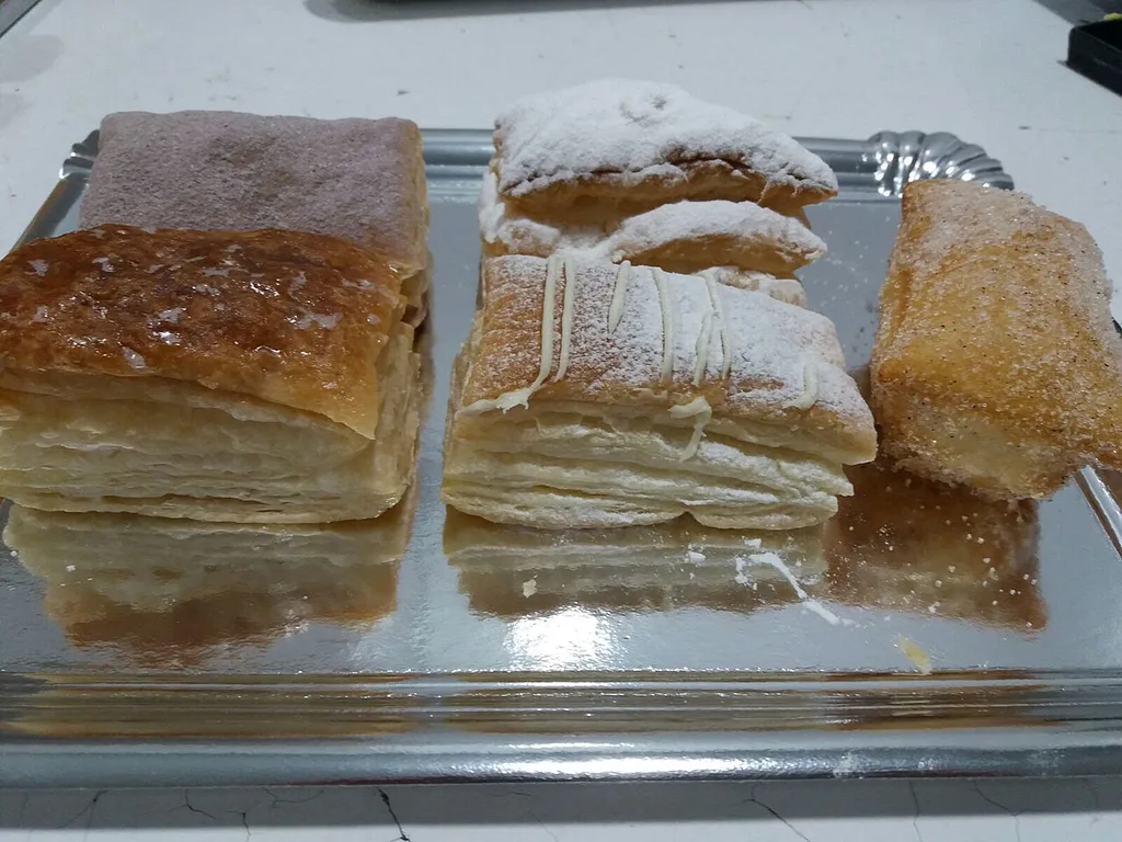 Variedades de miguelitos de La Roda: original, chocolate, chocolate blanco, bañado y centenario