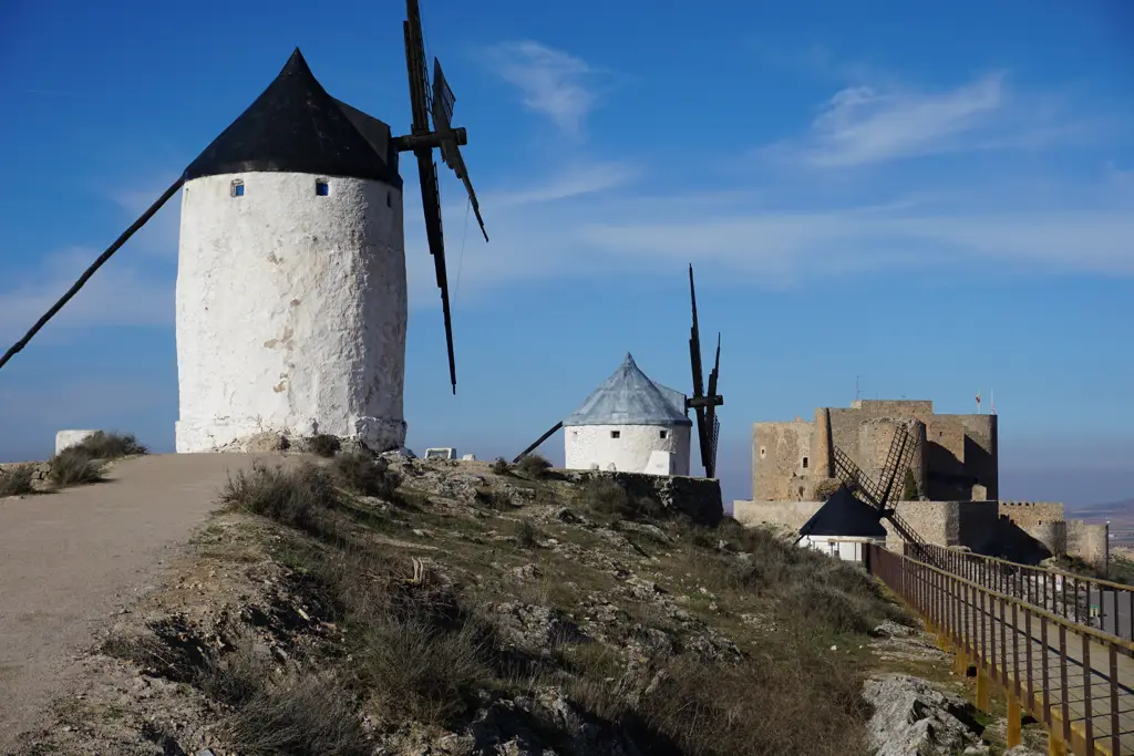 Dos molinos del Cerro Calderico con el castillo de Consuegra al fondo