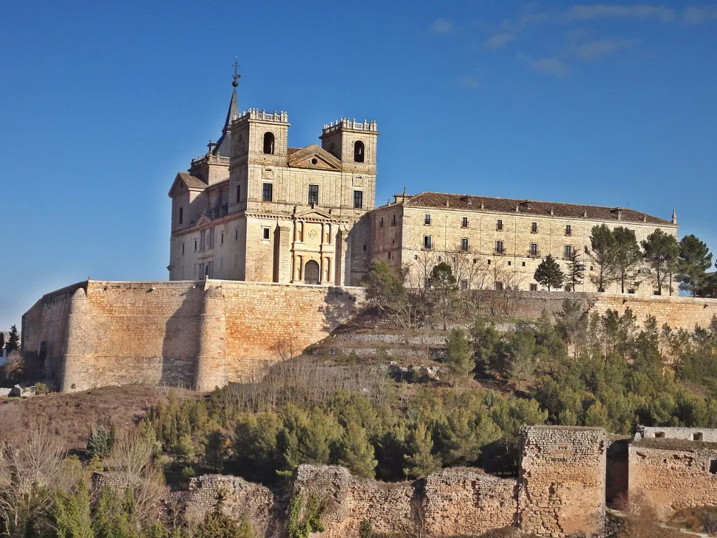 Vista del Monasterio de Uclés sobre el cerro con los restos de las murallas y torres del castillo