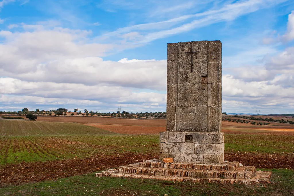 Monolito de piedra con cruz en memoria de Jorge Manrique en Castillo de Garcimuñoz
