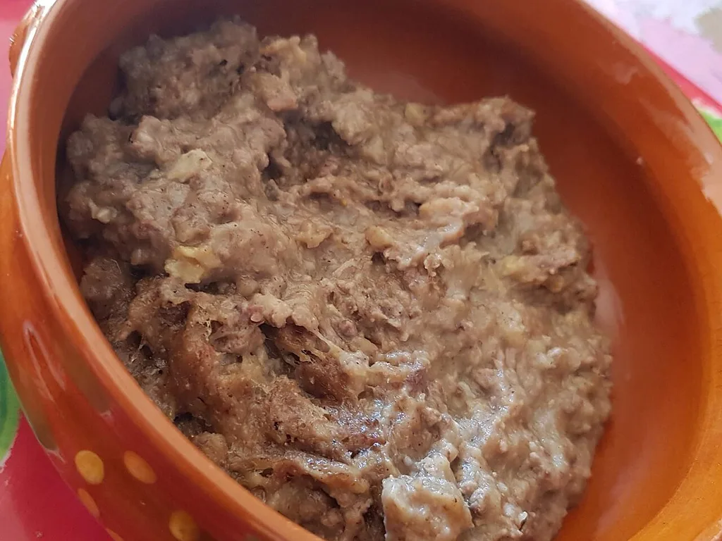 Morteruelo en una cazuela de barro