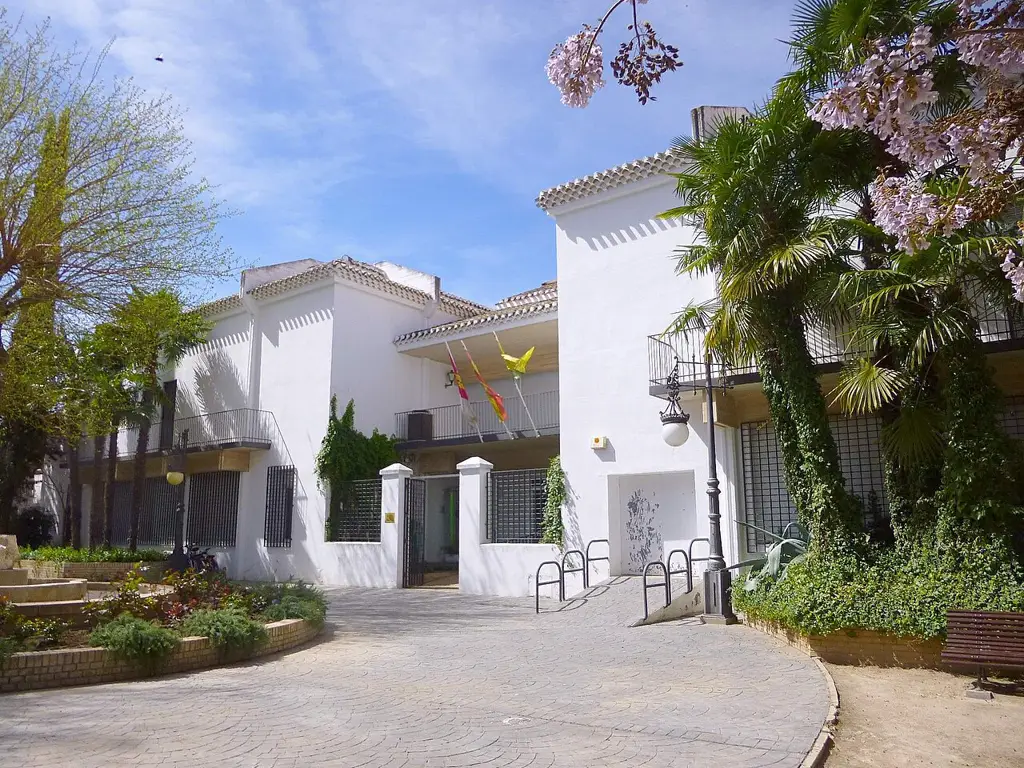 Edificio blanco del Museo Antonio López Torres en los jardines de la Glorieta María Cristina, en Tomelloso