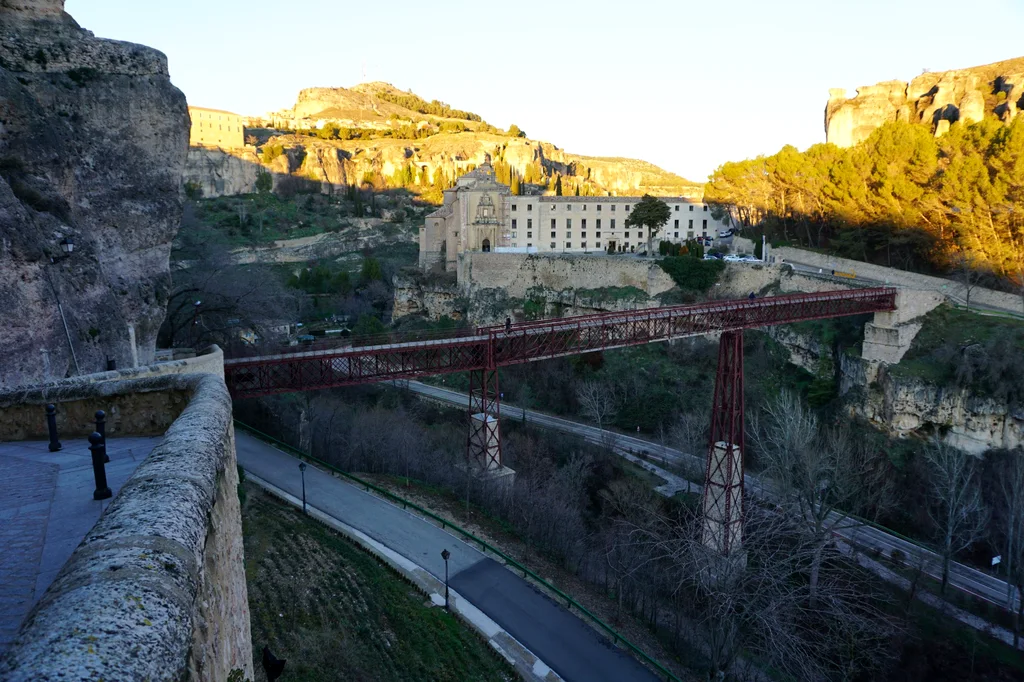 El Parador de Cuenca, antiguo convento de San Pablo, y el puente de hierro de San Pablo sobre la hoz del Huécar
