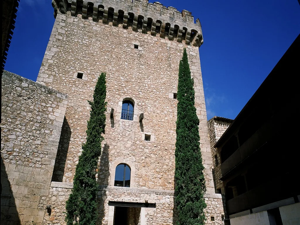 Patio del Parador de Alarcón con la torre del homenaje