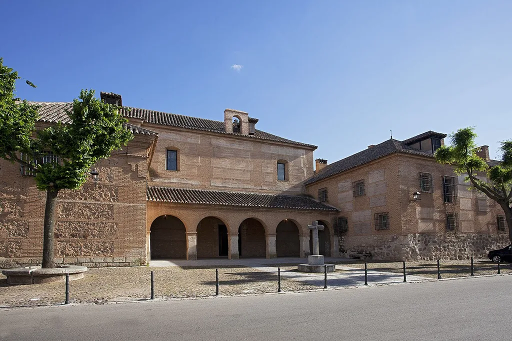 Exterior del Parador de Almagro con sus soportales de ladrillo