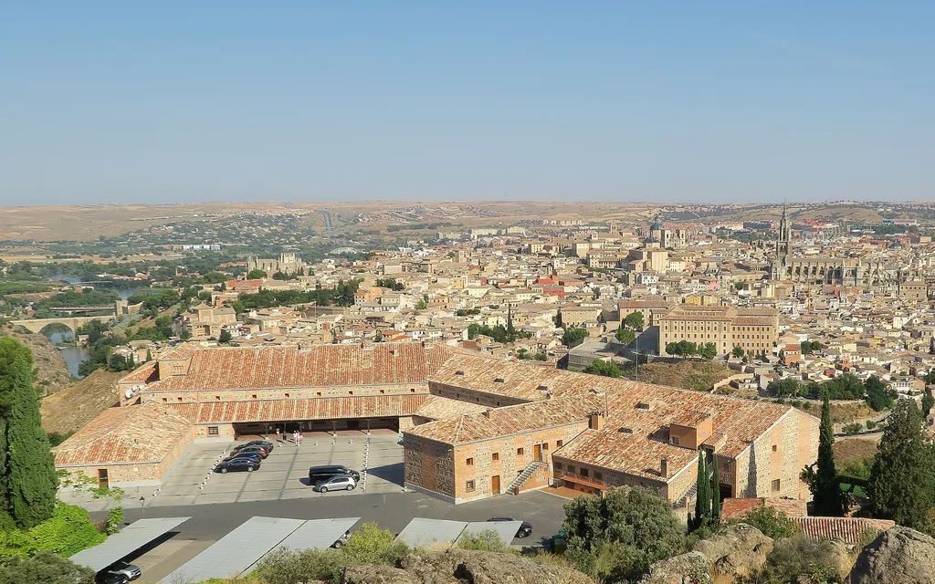 El Parador de Toledo y la vista de la ciudad desde el Cerro del Emperador