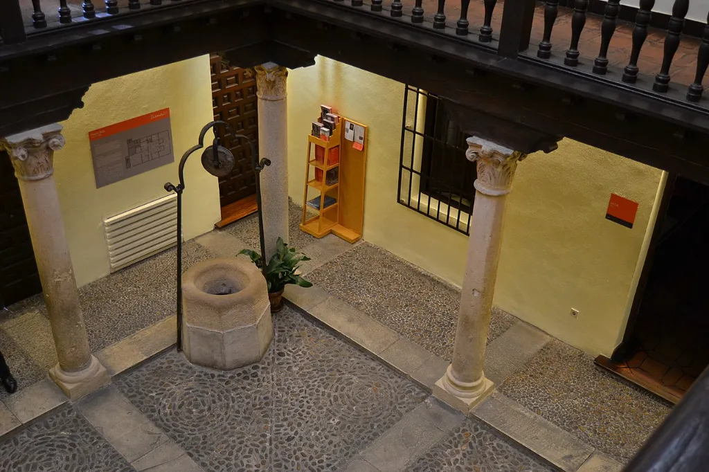 Patio de la Casa Natal de Cervantes con el pozo de piedra y las columnas