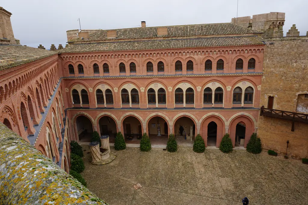 Patio triangular del Castillo de Belmonte con galerías de ladrillo, visto desde lo alto