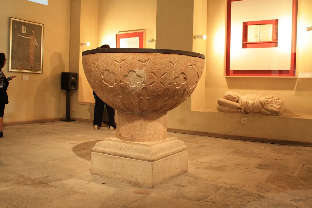 Pila bautismal de piedra de Cervantes en la Capilla del Oidor de Alcalá de Henares