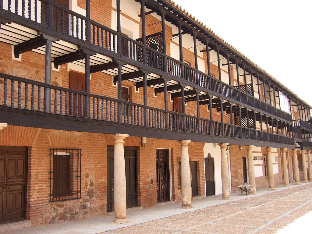 Soportales con columnas de piedra y galerías de madera de la Plaza Mayor de San Carlos del Valle