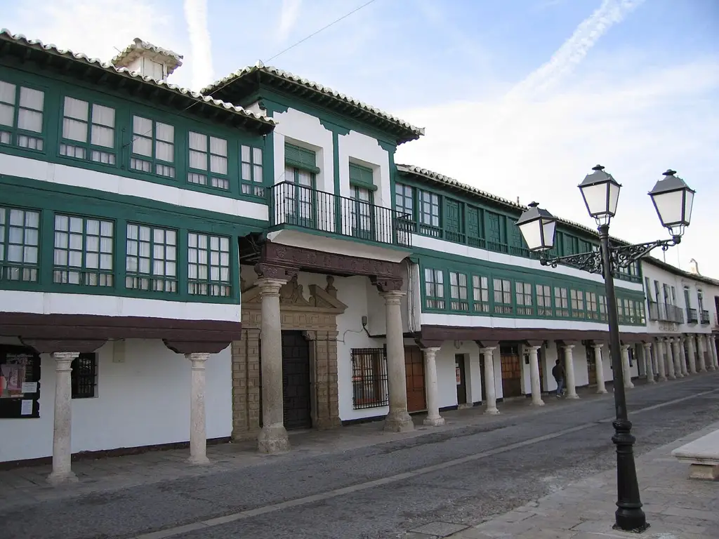 Soportales y galerías verdes de la Plaza Mayor de Almagro, donde se encuentra el Corral de Comedias