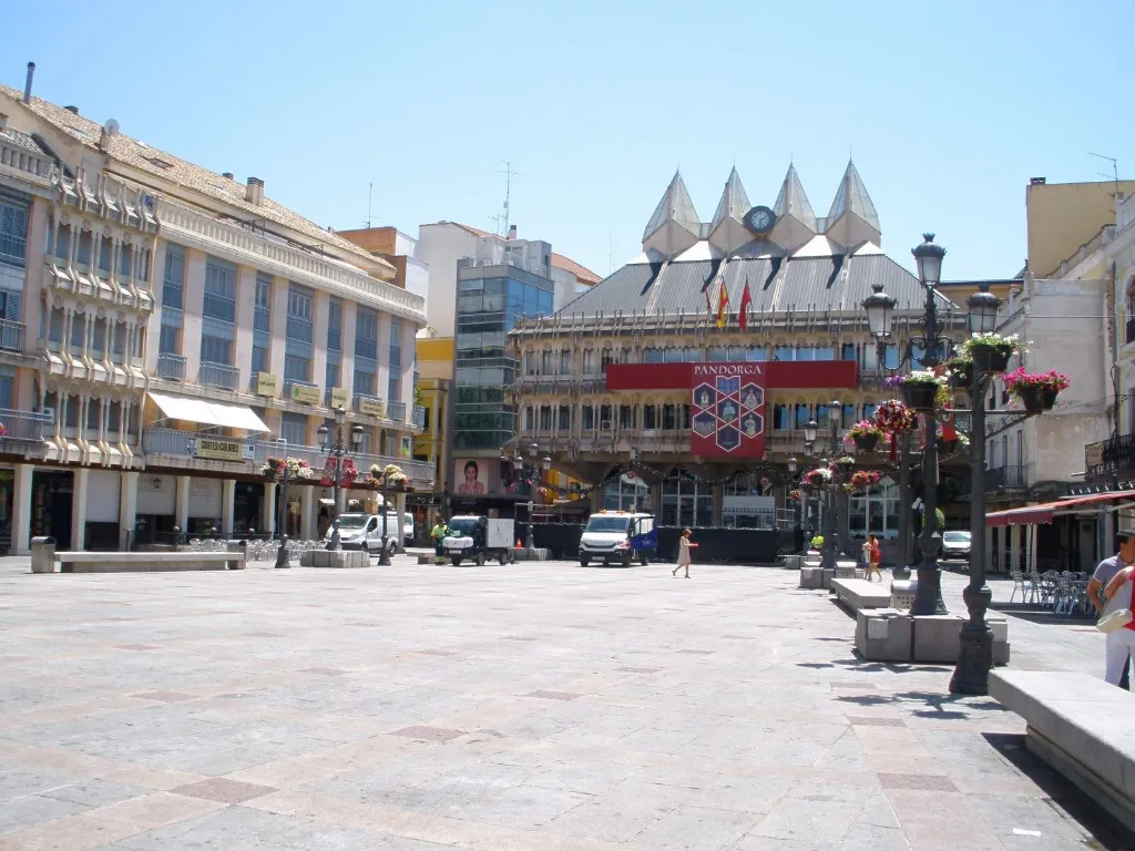 Plaza Mayor de Ciudad Real con el Ayuntamiento de pináculos al fondo