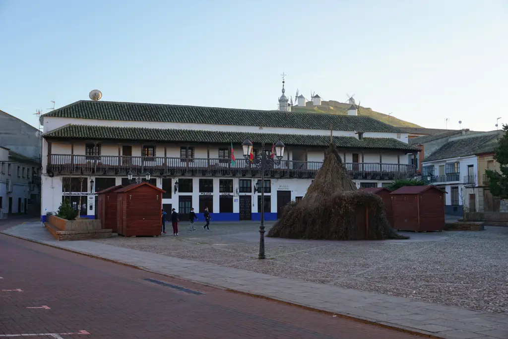 Plaza de España de Consuegra con los molinos del Cerro Calderico asomando detrás de los edificios