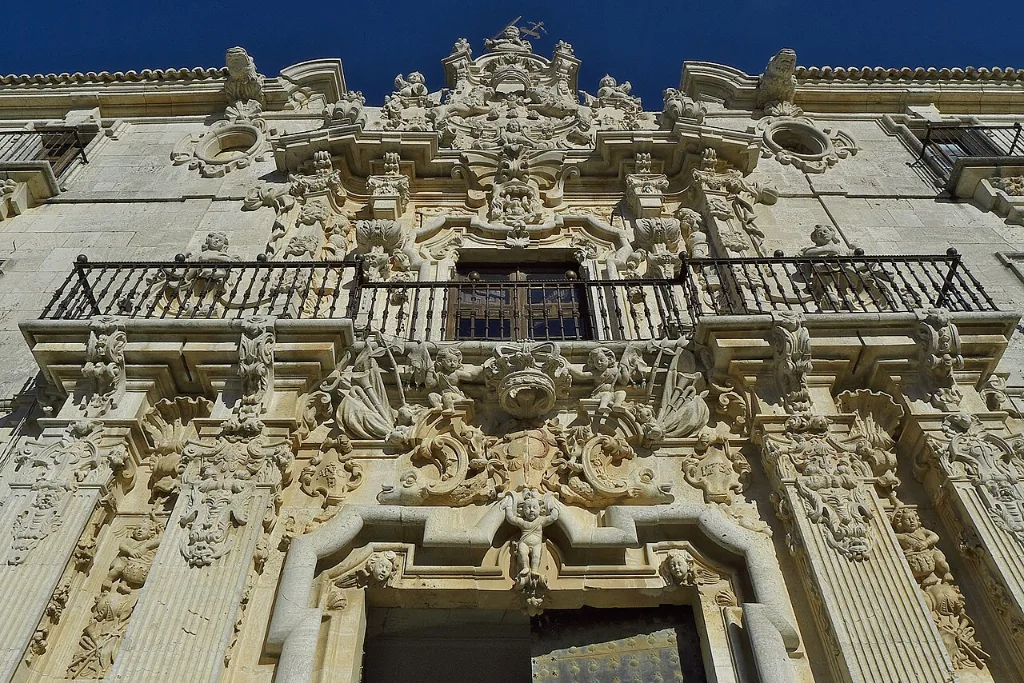 Portada barroca de la fachada sur del Monasterio de Uclés, obra de Pedro de Ribera, con balcón y escudos