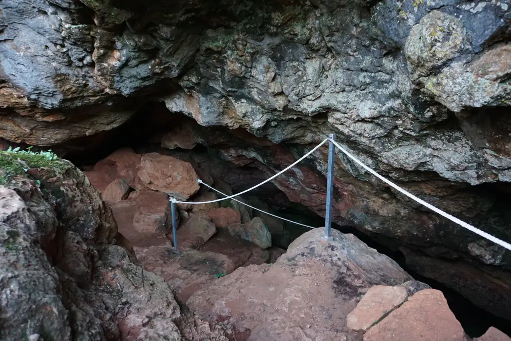 Rocas y cuerda de seguridad en la bajada al portal de la Cueva de Montesinos