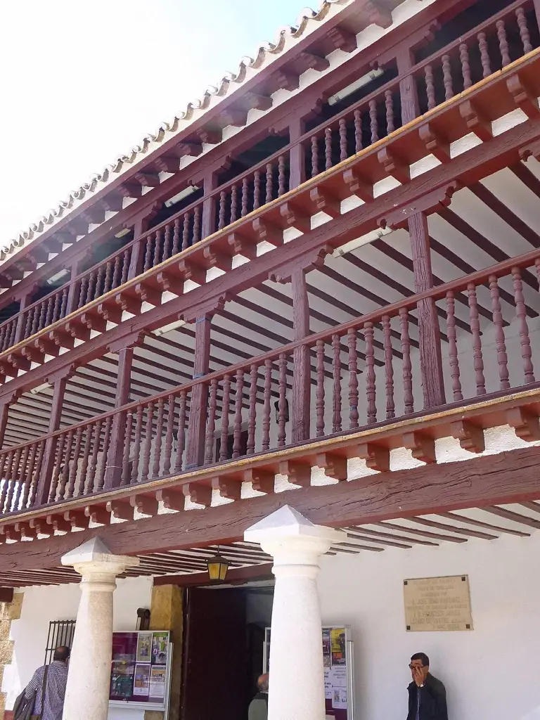 Galerías de madera roja y soportales de la Posada de los Portales, en Tomelloso