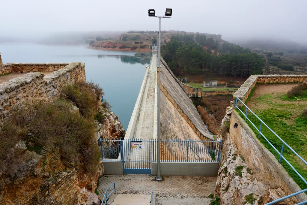 Presa y embalse de Peñarroya vistos desde las murallas del castillo en un día de niebla