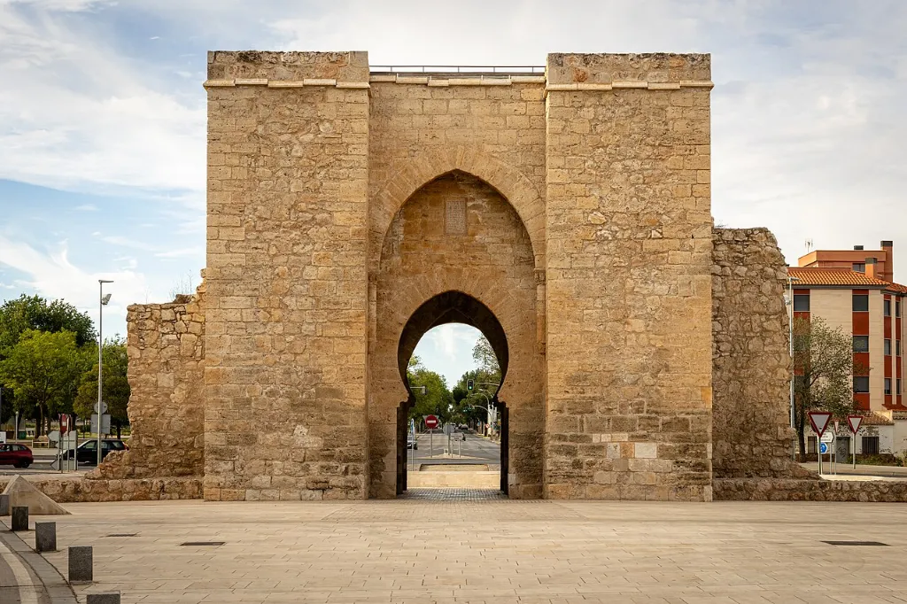Puerta de Toledo de Ciudad Real, puerta medieval de piedra con arco apuntado
