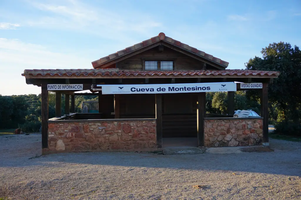 Caseta de madera con el cartel de punto de información y visitas guiadas de la Cueva de Montesinos
