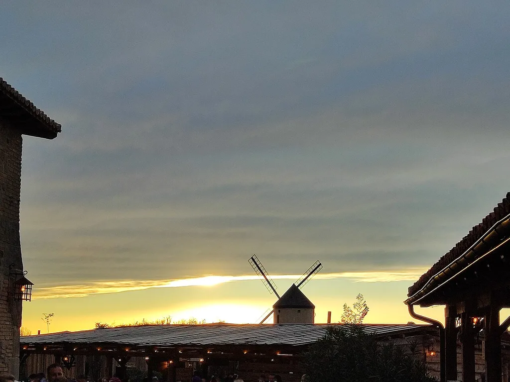 Molino de viento al atardecer en Puy du Fou España