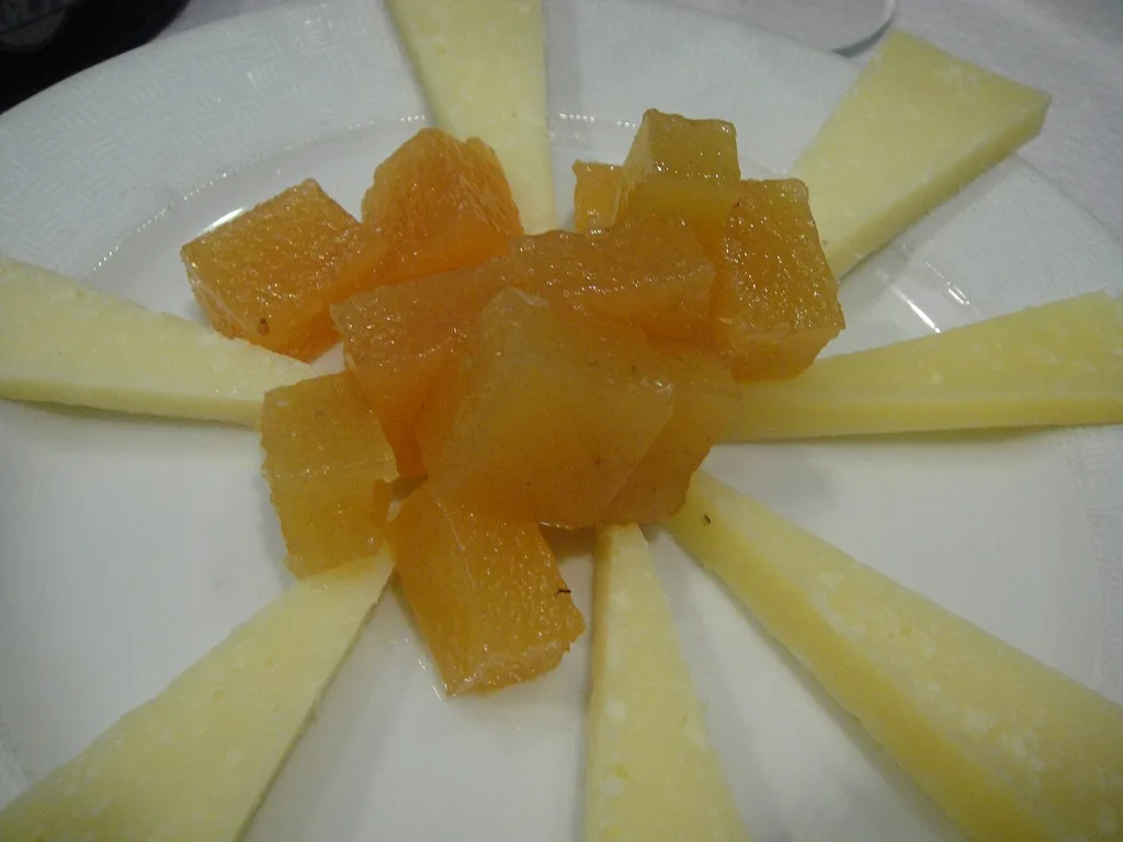 Lonchas de queso manchego con dados de dulce de membrillo