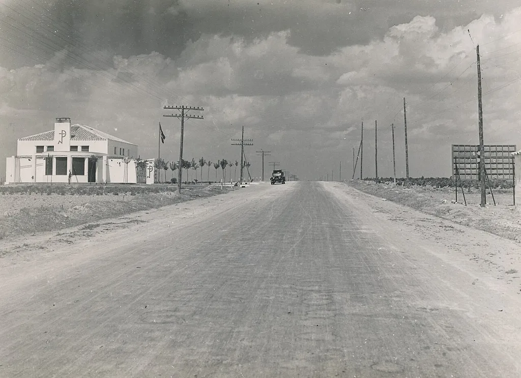 Antiguo albergue de carretera de Quintanar de la Orden en una fotografía antigua