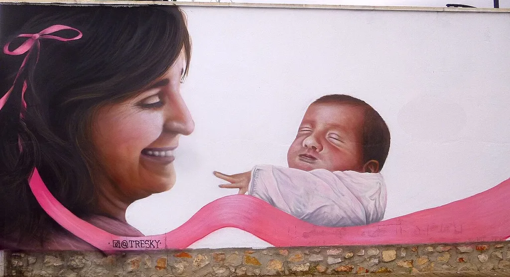Mural de arte urbano en una calle de Quintanar de la Orden