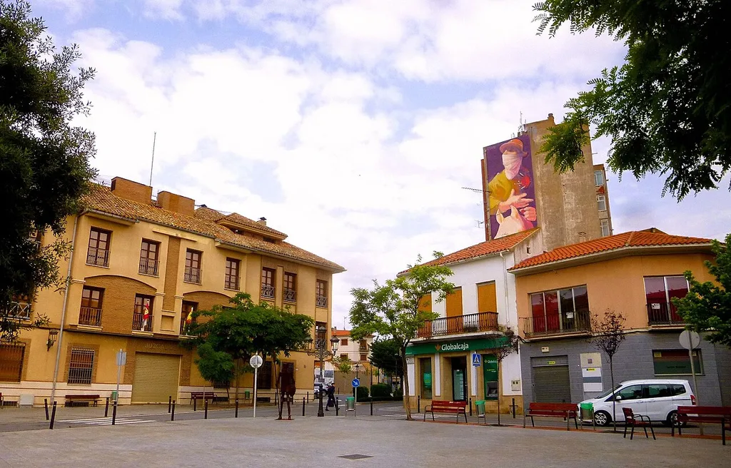 Plaza de la Constitución de Quintanar de la Orden con un gran mural al fondo