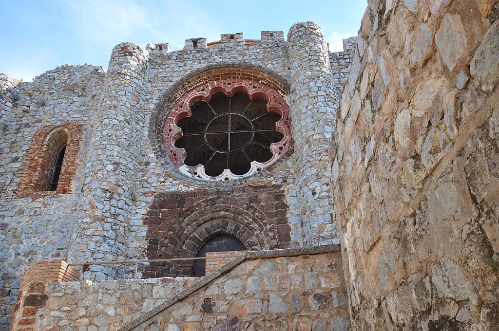 Fachada de la iglesia de Calatrava la Nueva con su gran rosetón de piedra volcánica