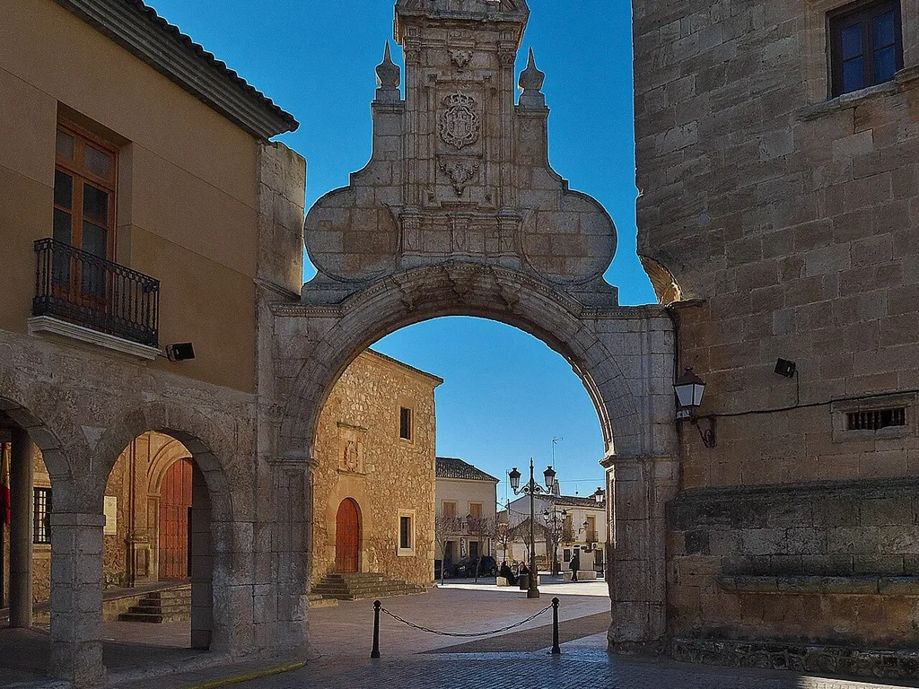 Arco Romano de San Clemente junto a la Plaza Mayor