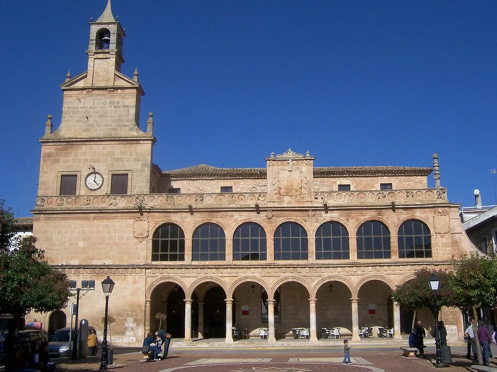 Antigua Casa Consistorial renacentista en la Plaza Mayor de San Clemente