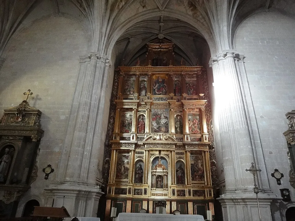 Bóvedas y retablo mayor de la iglesia de Santiago Apóstol de San Clemente