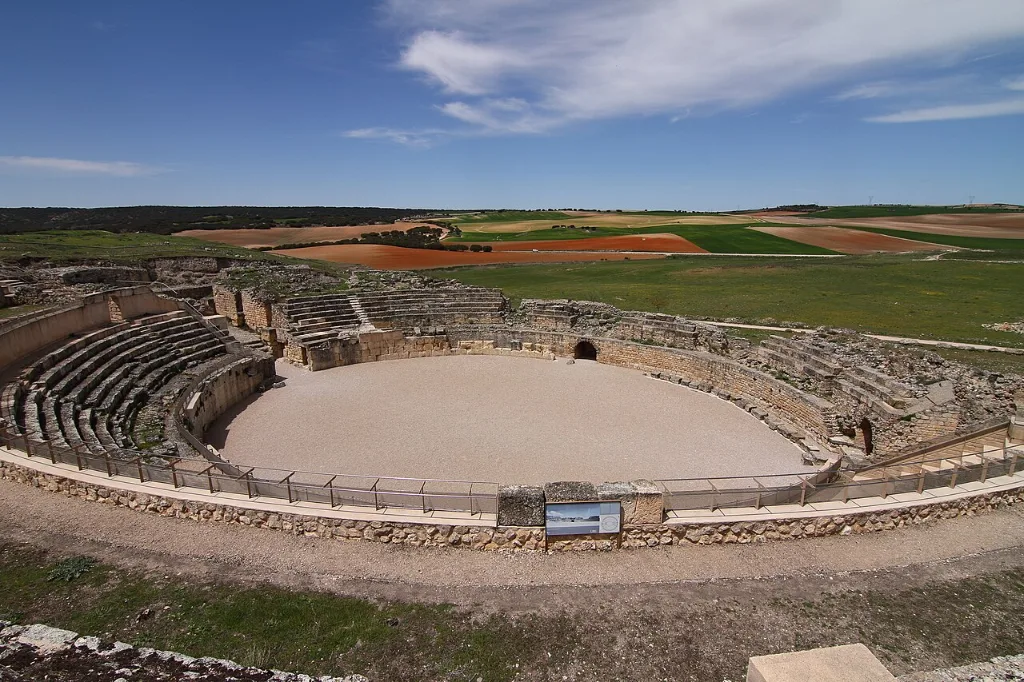 Anfiteatro romano de Segóbriga, con la arena y el graderío excavado en la ladera