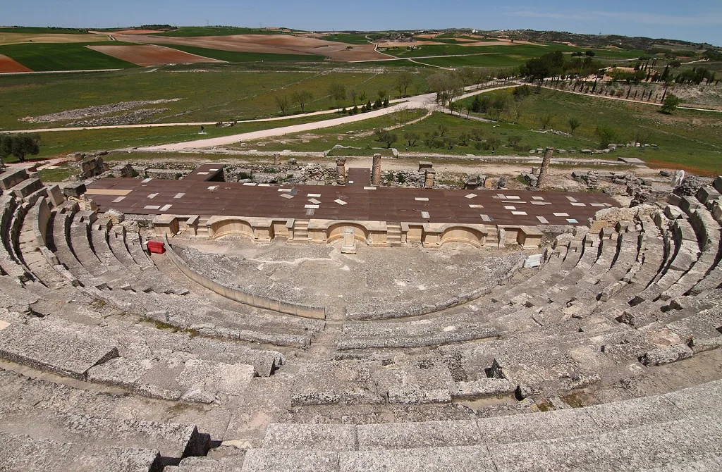 Teatro romano de Segóbriga con su graderío de piedra
