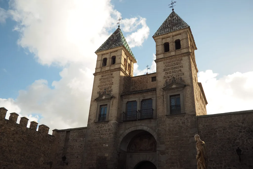 Las torres de la Puerta de Bisagra de Toledo vistas desde el interior de la muralla