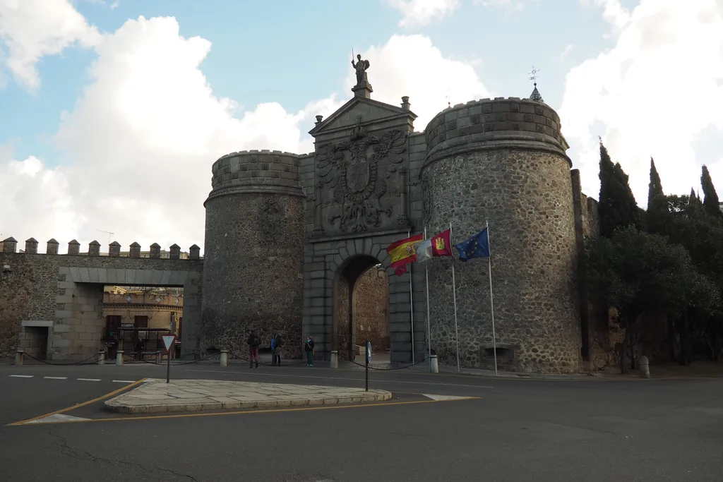 Puerta de Bisagra de Toledo, con sus dos torres circulares y el escudo de Carlos V