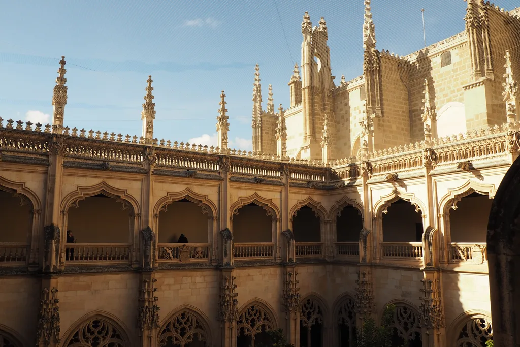 Claustro de San Juan de los Reyes, con dos pisos de arcos góticos y pináculos