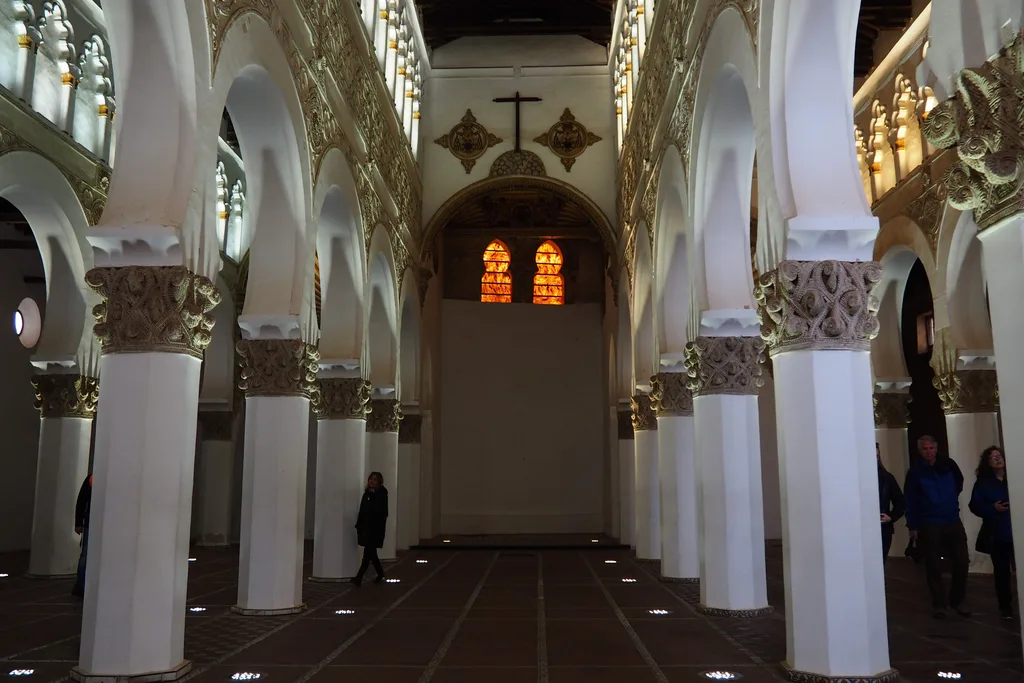 Interior de la sinagoga de Santa María la Blanca, con sus arcos de herradura encalados