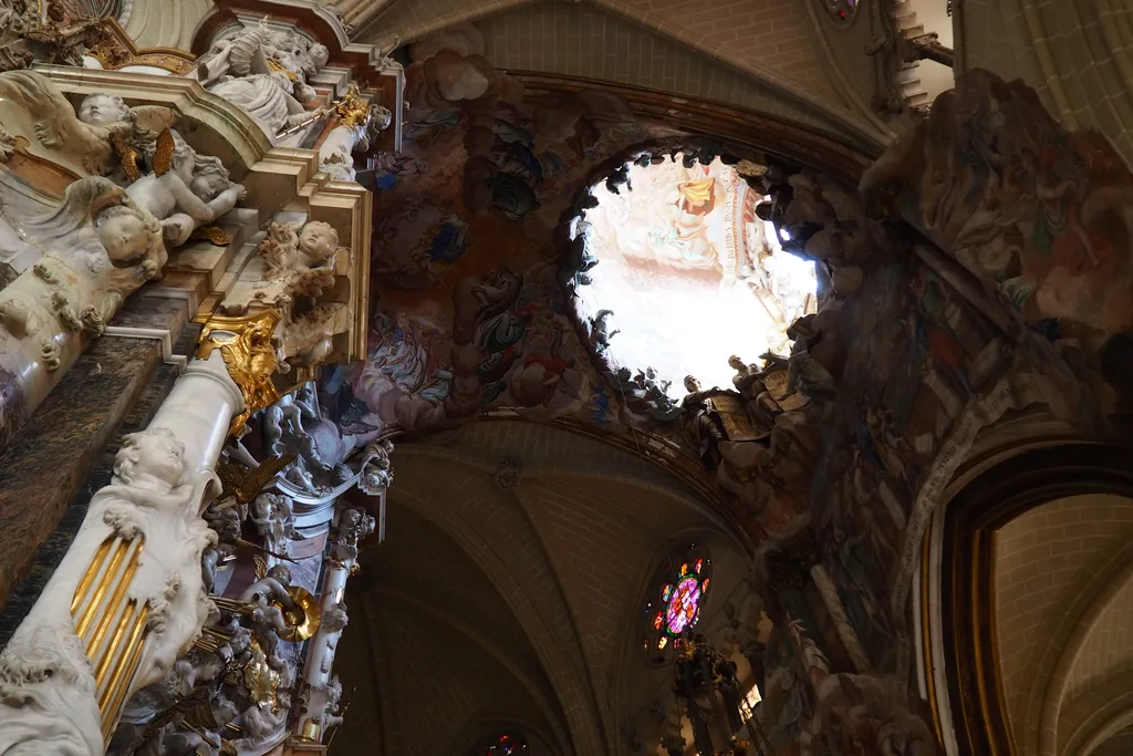 El Transparente barroco de la catedral de Toledo, con la luz entrando por la abertura de la bóveda