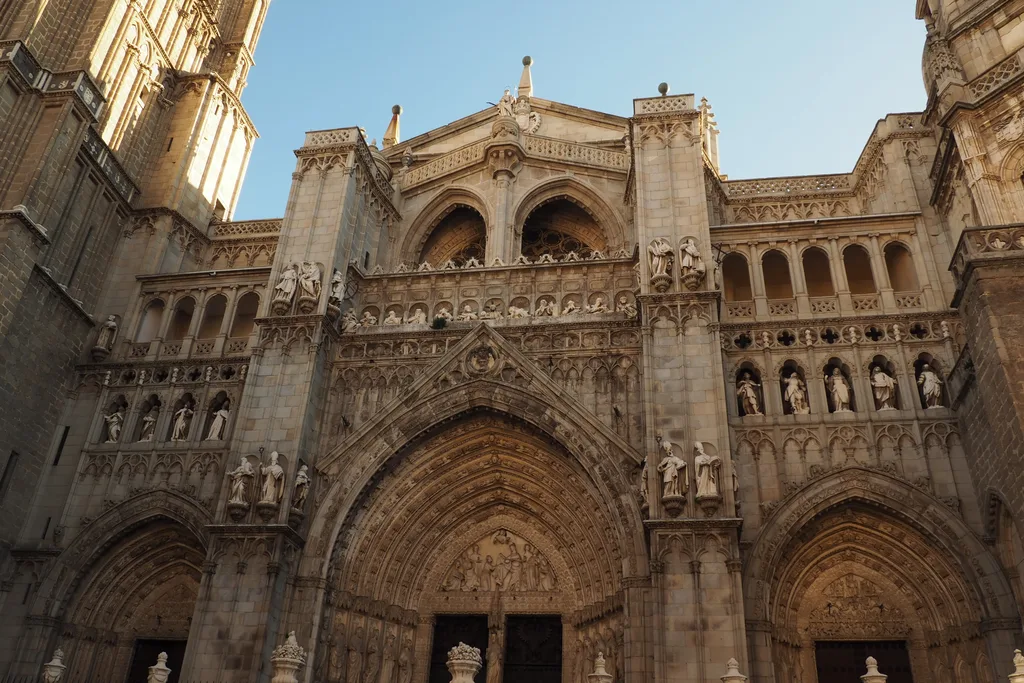 Fachada principal de la catedral de Toledo con sus tres portadas góticas