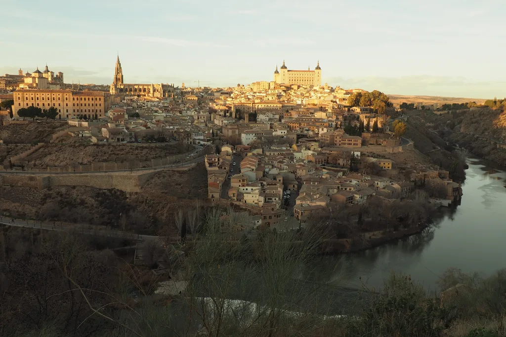 Vista de Toledo al atardecer desde el mirador del Valle, con la catedral, el Alcázar y el Tajo
