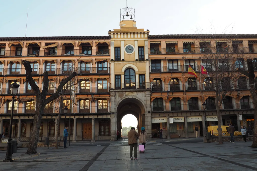 Plaza de Zocodover de Toledo con el Arco de la Sangre y su torre del reloj