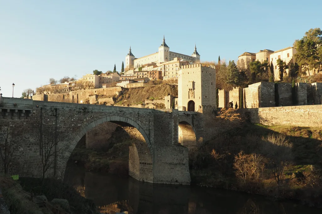 El puente de Alcántara sobre el Tajo con el Alcázar de Toledo al fondo