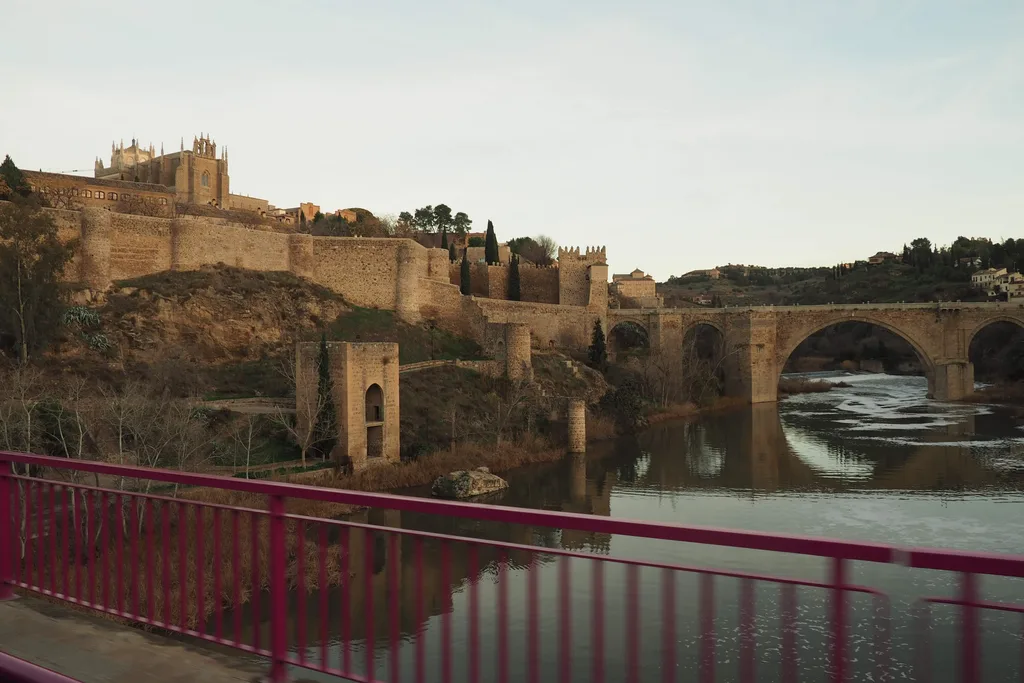 El Tajo y el puente de Alcántara a la entrada de Toledo